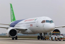 国产大飞机C919再签300架新订单，C919飞机概念股有望受益！-小李财经视角